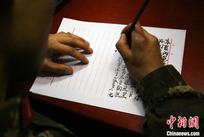 一名战士正在写家书 俞文杰 摄