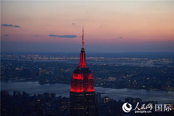 图为帝国大厦2月10晚为中国农历新年点亮“中国红”。郁聪 摄