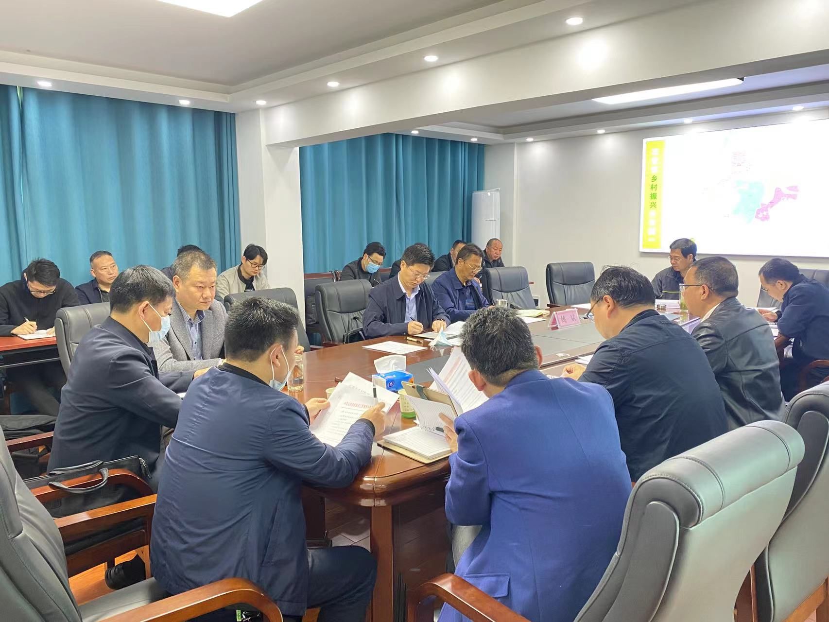 市委副书记闫昌武主持会议,市人大常委会副主任姚斌出席会议
