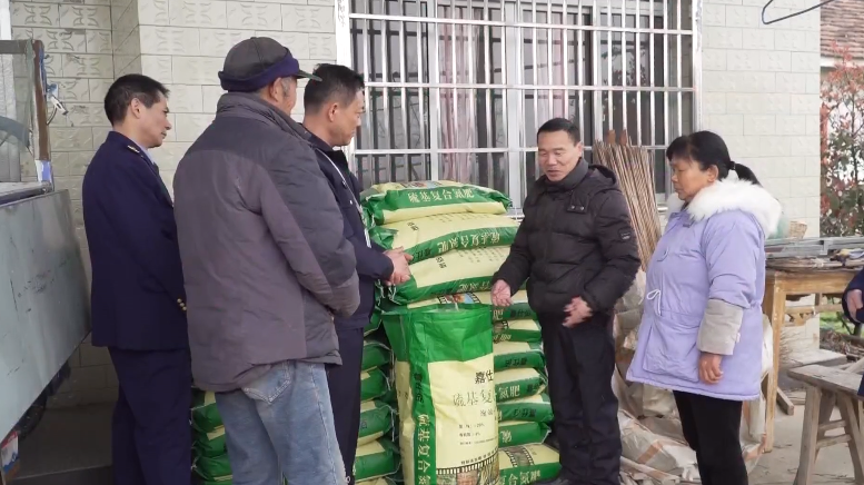 镇茶家铺村10组,记者看到苏红兵家门口堆放了很多黄绿色包装的肥料