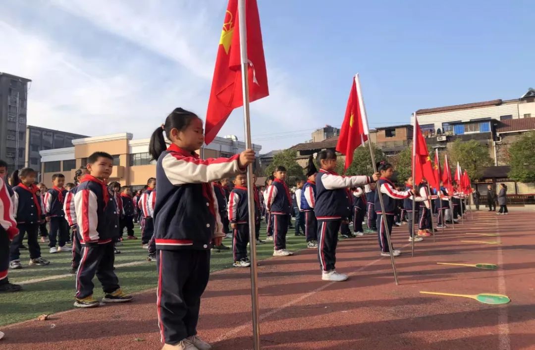 先锋强少年 领巾胜红花—公安县斗湖堤小学举行"系最美领巾 敬标准