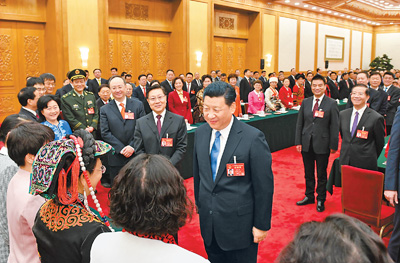 3月8日，中共中央总书记、国家主席、中央军委主席习近平参加十二届全国人大五次会议四川代表团的审议。在“三八”国际劳动妇女节到来之际，习近平代表党中央、国务院，向参加全国两会的女代表、女委员、女工作人员，向全国各族各界妇女同胞，致以节日的祝贺和诚挚的祝福。这是习近平同女代表亲切交谈。新华社记者 李学仁摄