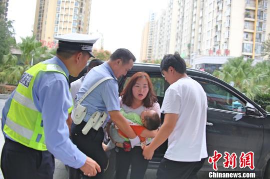 交警骑警接力将男婴及时送到了医院 宜昌交警 供图