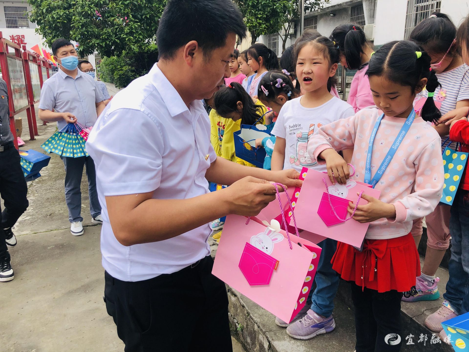 学党史 悟思想 办实事 开新局 江家湾村:红色基地学党史 牵手学生庆