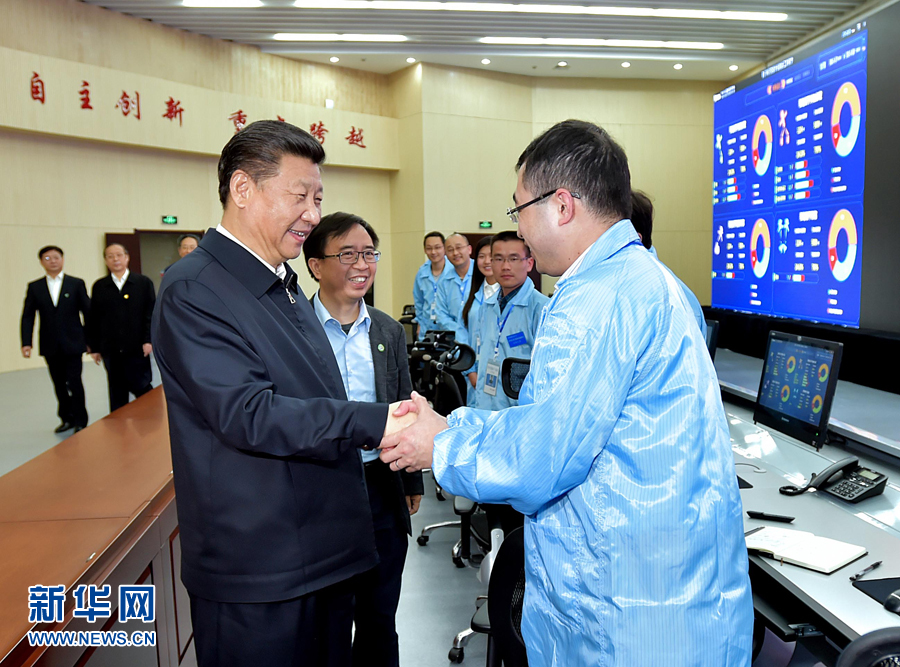 4月24日至27日，中共中央总书记、国家主席、中央军委主席习近平在安徽调研。这是4月26日上午，习近平在中科大先进技术研究院量子通信京沪干线运管中心同科研人员交谈。 新华社记者 李涛 摄 