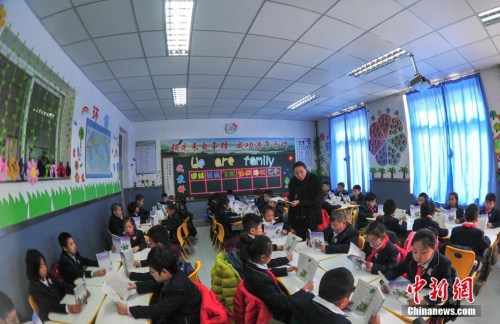 资料图：3月1日，辽宁沈阳，学生在教室上语文课。中新社记者 于海洋 摄