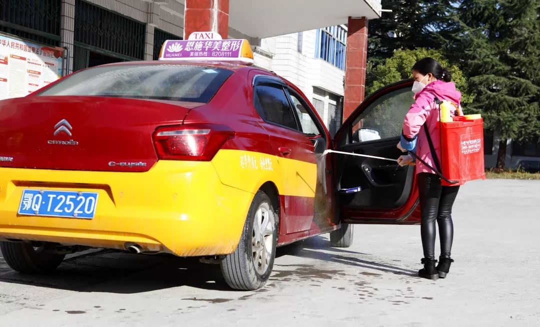 恩施丨"疫"不容辞 利川80台的士"抢"着领任务