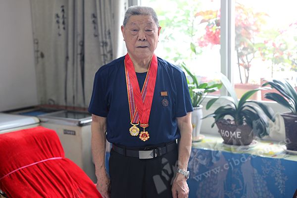 荣誉在身的李树轩7月5日,在巴东县委宿舍见到李树轩老人时,他正在给