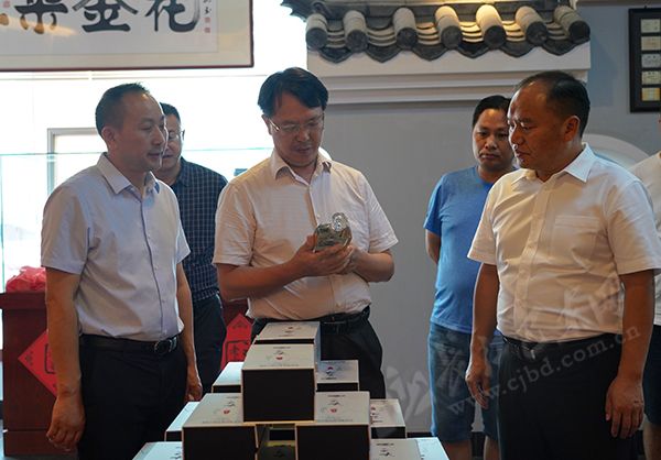 县委副书记,县委政法委书记谭若峰,县委常委,野三关镇党委书记伍晓锋