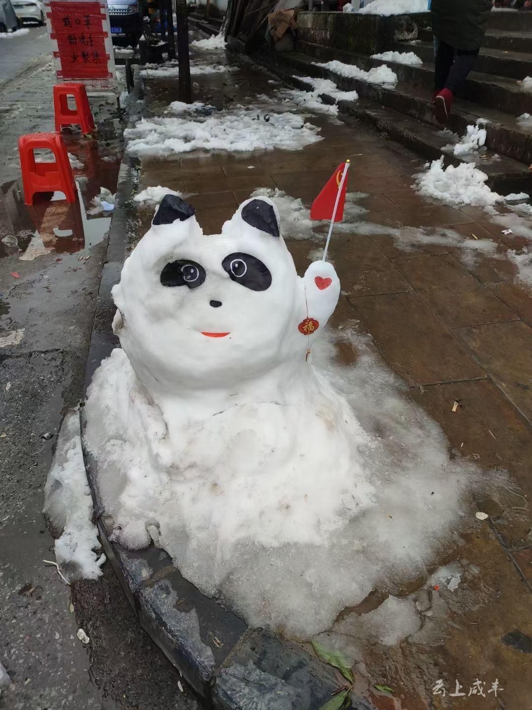 坪坝营雪人冰墩墩北京冬奥会吉祥物冰墩墩作为今年火