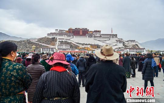 3月28日，在布达拉宫广场举行庆祝西藏百万农奴解放纪念日升国旗、唱国歌仪式 何蓬磊 摄