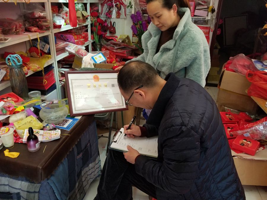 工作专班来到鹤峰县东街销售丧葬祭祀用品店铺,重点检查香,烛,纸钱