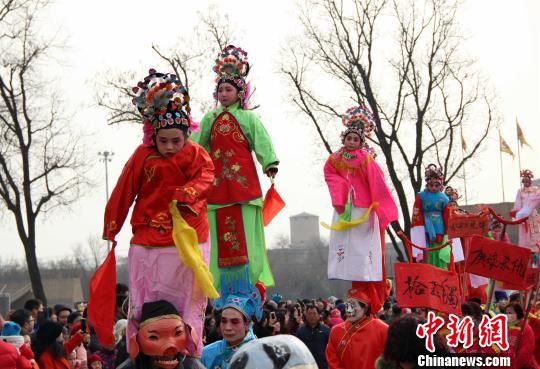 图为“陕西高陵船张芯子”表演。　张一辰　摄