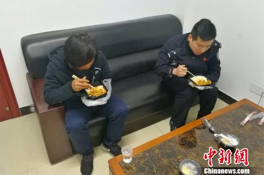 失散17年男子与家人团聚称混得不好无颜回家