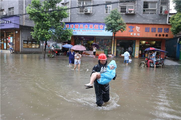 快讯丨香樟路与甘霖巷交汇处有深度积水，司机朋友请注意绕行