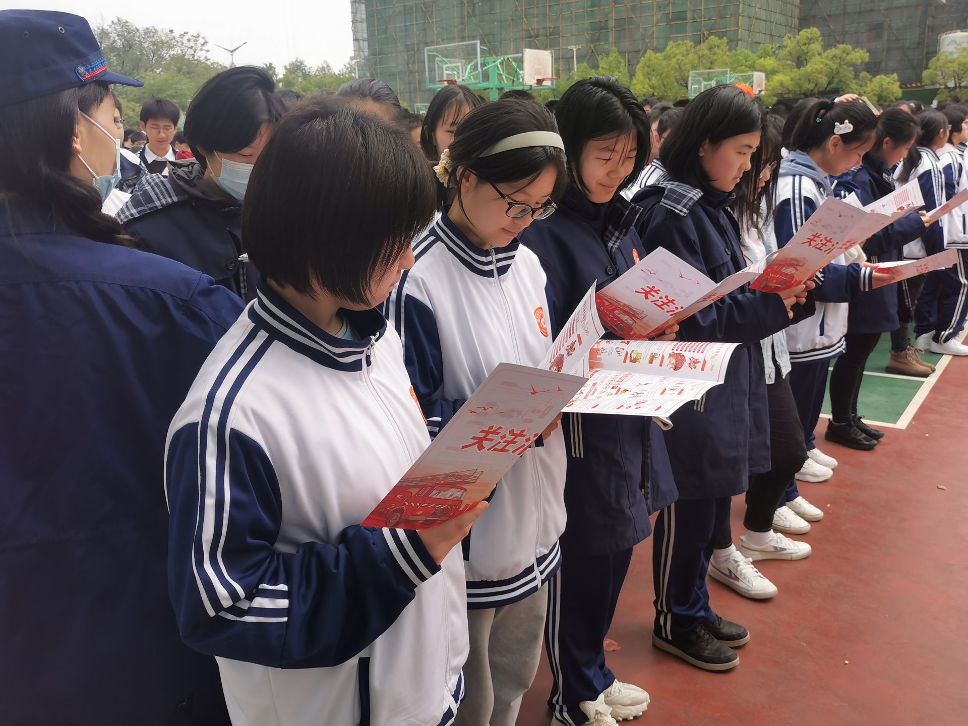 学生有序疏散大冶一中举行春季抗震,消防疏散演练活动