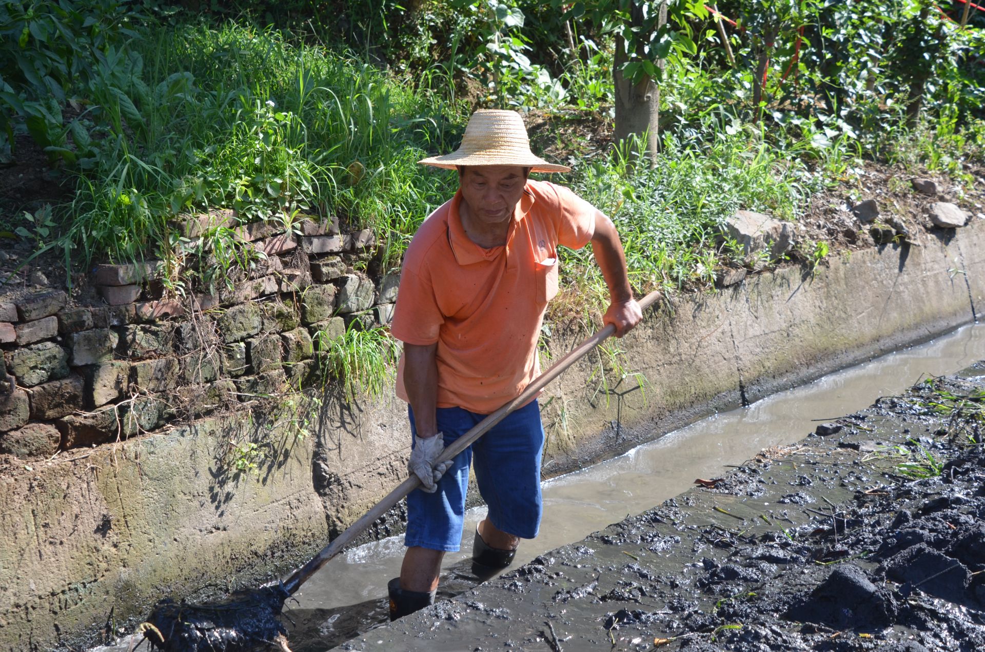 【高温下的劳动者】养路工人:用"汗水"修路不惧"烤"验