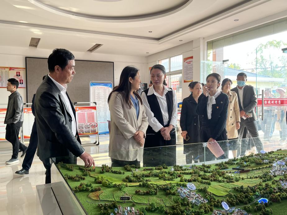 会前,张居勤一行还前往茗山乡彭晚村,景鼎农庄