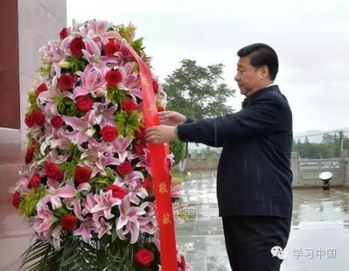 2016年7月18日，习近平总书记到宁夏回族自治区考察。从北京直飞固原，驱车70多公里到将台堡，向红军长征会师纪念碑敬献花篮并参观三军会师纪念馆。