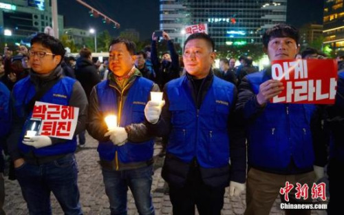 10月29日晚，近两万名韩国民众及民间团体人士在首尔市中心举行烛光集会，谴责“亲信干政事件”给韩国社会带来的不良影响，要求总统朴槿惠对此事负责。<a target='_blank' href='http://www.chinanews.com/'>中新社</a>记者 吴旭 摄