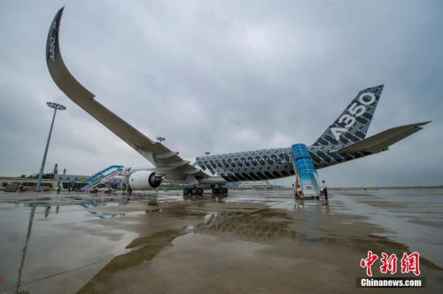 图为空客A350-900测试飞机亮相海口美兰国际机场。 <a target='_blank' href='http://www.chinanews.com/'>中新社</a>记者 骆云飞 摄