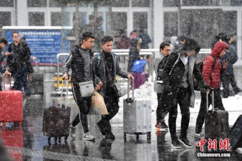 2月21日，山西太原火车站外的旅客。当日，为期四十天的2017年春运落幕。<a target='_blank' href='http://www.chinanews.com/'>中新社</a>记者 韦亮 摄
