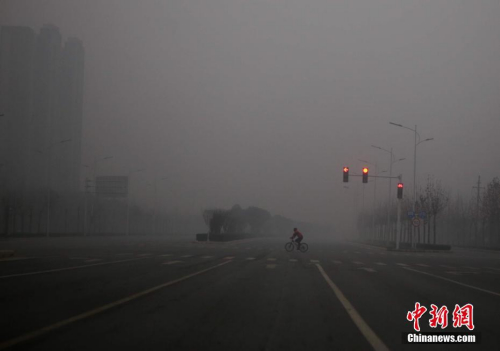 资料图：2017年1月1日，雾霾笼罩下的河南郑州城区。 <a target='_blank' href='http://www.chinanews.com/'>中新社</a>记者 王中举 摄