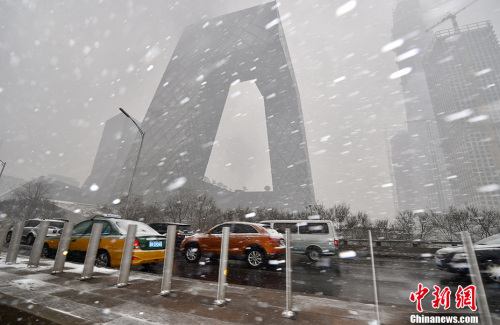 图为雪中的央视大楼。<a target='_blank' href='http://www.chinanews.com/' >中新网</a>记者 金硕 摄