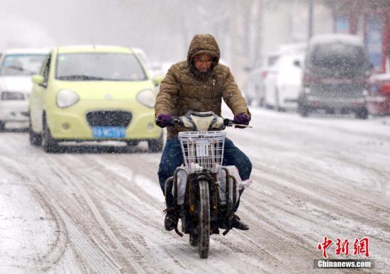 资料图：2月19日，新一轮强降雪天气再度“光临”新疆乌鲁木齐市。 <a target='_blank' href='http://www.chinanews.com/'>中新社</a>记者 刘新 摄