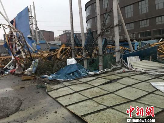 在盐城阜宁城南，狂风过后，地上一片狼藉。　朱晓东 摄