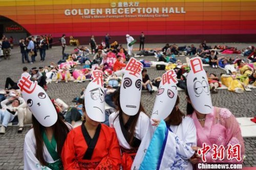 资料图：图为重庆某景区工作人员戴着“世界睡眠日”面具。　杨孝勇 摄