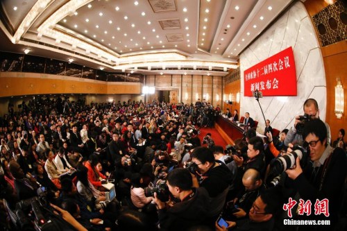 资料图：2016年3月2日，全国政协十二届四次会议新闻发布会在北京人民大会堂举行，大会新闻发言人王国庆回答记者提问。 <a target='_blank' href='http://www.chinanews.com/'>中新社</a>记者 杜洋 摄