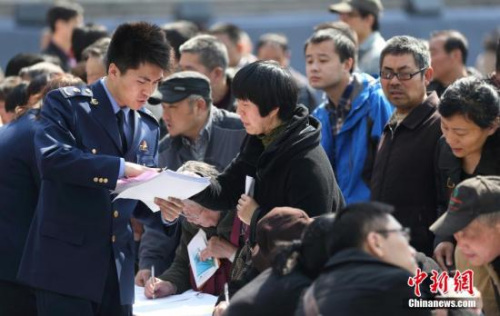 资料图：3月15日，市民在南京举办的纪念3·15国际消费者权益日活动上向工作人员进行咨询投诉。<a target='_blank' href='http://www.chinanews.com/'>中新社</a>发 泱波 摄