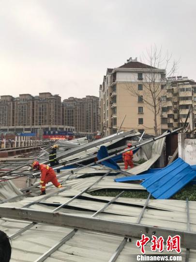 狂风过后，消防官兵正在盐城阜宁城南清理现场。　朱晓东 摄