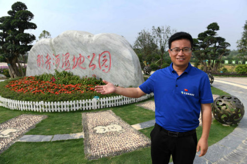 4月20日，北京排水集团南宁公司总经理高怀波讲述向习近平总书记介绍那考河治理及公园建设时的情景。新华社记者 周华 摄