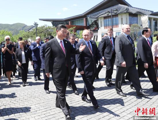 5月15日，“一带一路”国际合作高峰论坛在北京雁栖湖国际会议中心举行圆桌峰会。当天中午，习近平同与会领导人和国际组织负责人集体合影。图为合影结束后，习近平等前往工作午宴。<a target='_blank' href='http://www.chinanews.com/'>中新社</a>记者 杜洋 摄