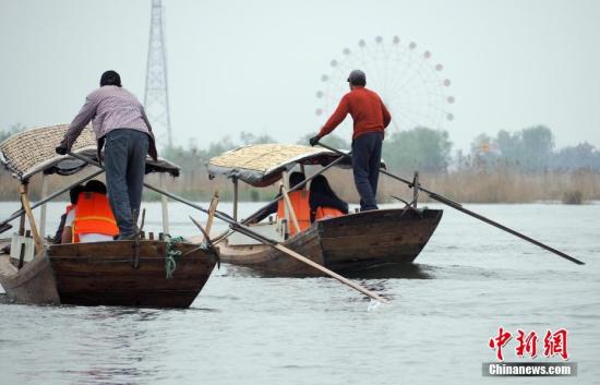 游船驶出白洋淀游船码头。<a target='_blank' href='http://www.chinanews.com/'>中新社</a>记者 毛建军 摄