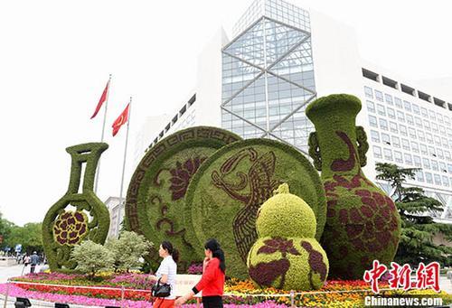 北京街头立体花坛 迎“一带一路”高峰论坛。<a target='_blank' href='http://www.chinanews.com/'>中新社</a>记者 张勤 摄