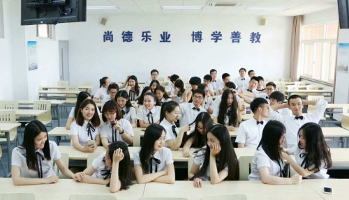 图为中国计量大学经济与管理学院12级信管1班毕业照。受访同学供图