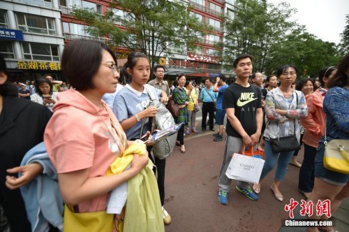 前来送考生参加考试的家长们。北京市考试院日前介绍，今年全市共有61222人报名参加高考，其中，55680人报名参加全国统考，5542人报名参加高职单考单招。 <a target='_blank' href='http://www.chinanews.com/' >中新网</a>记者 金硕 摄