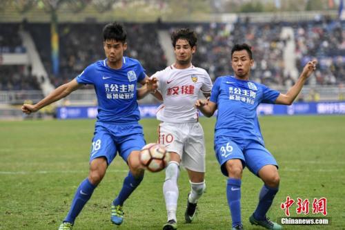 资料图：图为广州富力U23首发球员36号黄政宇。 <a target='_blank' href='http://www.chinanews.com/'>中新社</a>记者 陈骥旻 摄