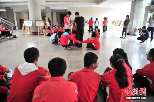 资料图：高考临近，昆明市第一中学组织高三学生参加心理辅导课程。<a target='_blank' href='http://www.chinanews.com/'>中新社</a>记者 刘冉阳 摄