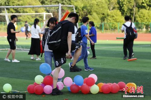 资料图：合肥一中操场上，学生踩气球减压。苏杨 摄 图片来源：视觉中国
