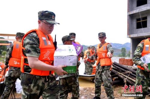 7月2日，武警黄石支队官兵为湖北黄石市阳新县富河水库下游的龙港镇星潭村受灾民众送去100件矿泉水和100箱方便面。 庄文伟 摄