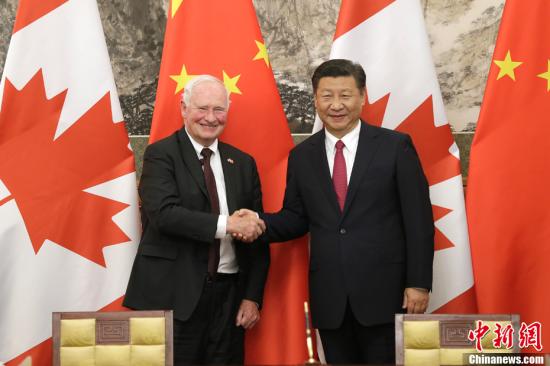 7月13日，中国国家主席习近平在北京钓鱼台国宾馆会见加拿大总督约翰斯顿。会见后，习近平与约翰斯顿共同见证了两国文化体育等领域合作文件的签署。<a target='_blank' href='http://www.chinanews.com/'>中新社</a>记者 盛佳鹏 摄
