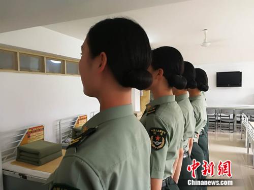 女兵们的发髻尺寸也有着严格要求 <a target='_blank' href='http://www.chinanews.com/' >中新网</a>记者 张尼 摄