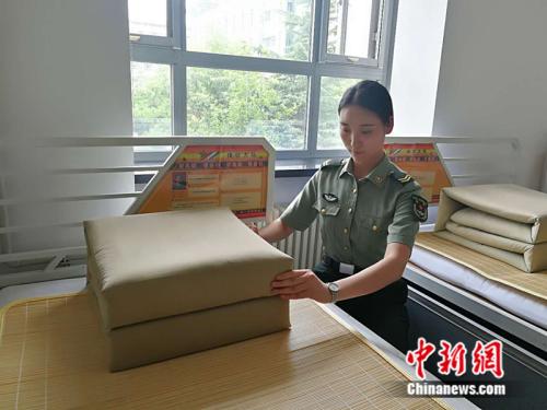 毛雯在整理自己的被褥 <a target='_blank' href='http://www.chinanews.com/' >中新网</a>记者 张尼 摄