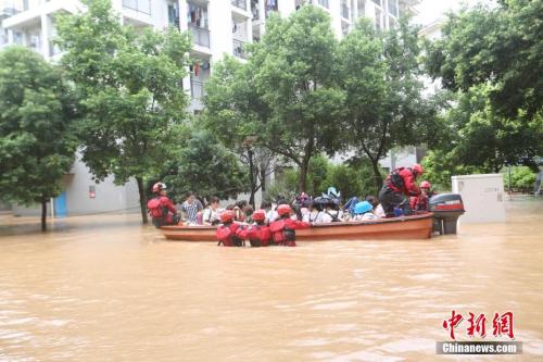 7月3日，广西桂林市旅游学院宿舍楼发生内涝，学校近5000名学生因聚集在宿舍复习被困。<a target='_blank' href='http://www.chinanews.com/'>中新社</a>记者 王洋洋 摄 