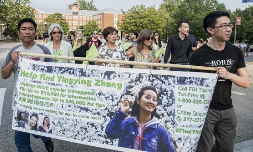 图二：当地时间6月29日，美国伊利诺伊州，章莹颖家人和朋友在为章莹颖举办的祈祷集会上。 图片来源：美联社