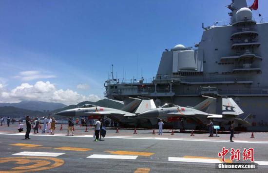 7月9日，香港晴空万里，阳光普照，中国首艘航母辽宁舰第二天开放予香港市民参观。 <a target='_blank' href='http://www.chinanews.com/'>中新社</a>记者 阎宇赫 摄